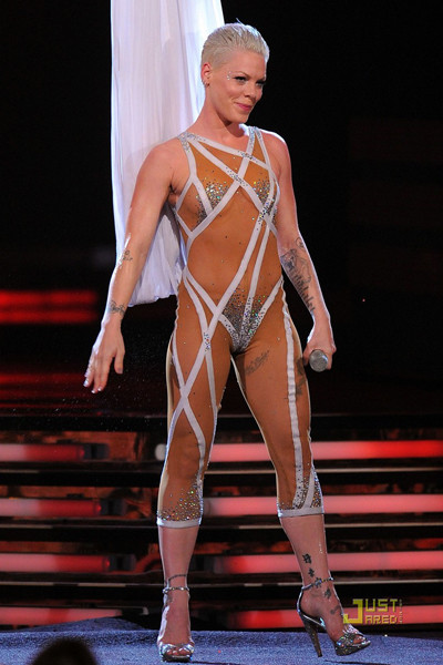 Pink diện một bộ đầm gần như khỏa thân, cô che những chỗ kín bằng những bụi bạc lấp lánh.