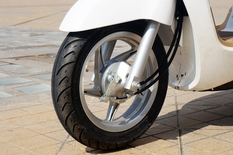 Many EFI có phiên bản phanh tang trống cho bánh trước, giúp phái nữ đi an toàn hơn