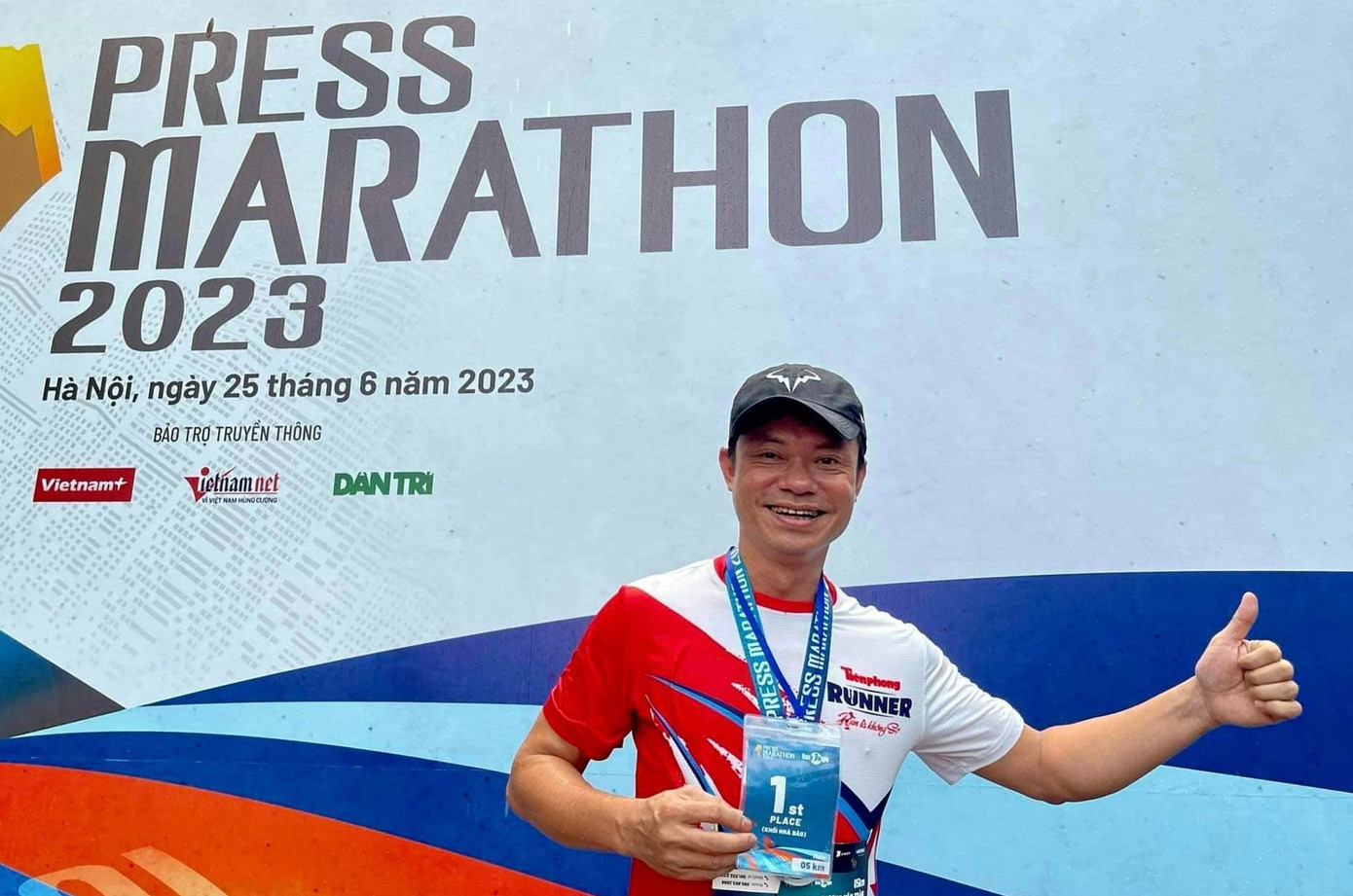 Nhà báo Trần Công Hùng - Giám đốc Khối Truyền thông điện tử Báo Tiền Phong sau khi hoàn thành cung đường chạy. Trên tay anh là chứng nhận nhất Nam cự ly 5km của Tiền Phong Runner Đỗ Ngọc Tuấn.