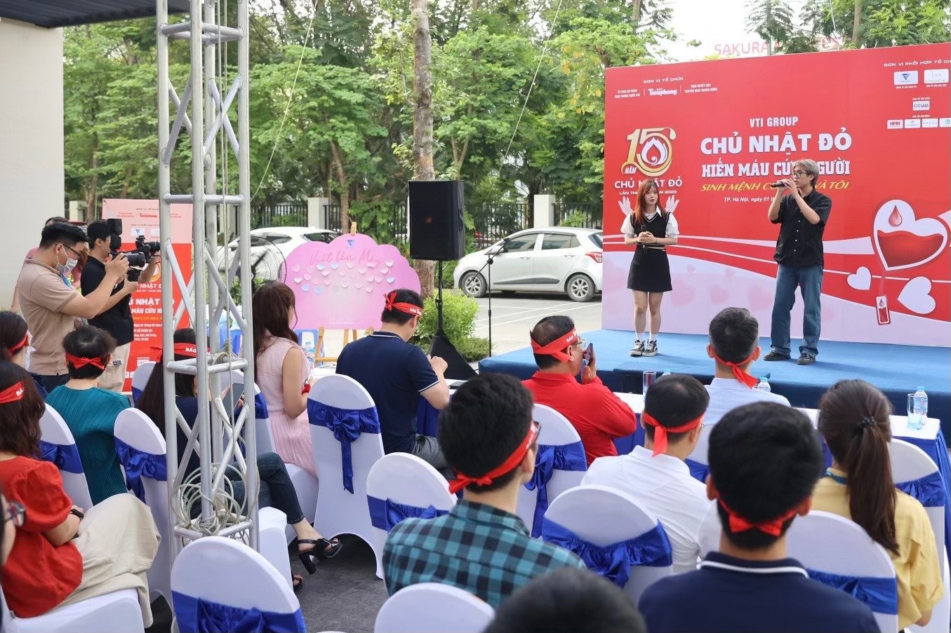 Những tiết mục văn nghệ do chính người của VTI biểu diễn góp phần xua đi cái nóng của thời tiết nhưng hâm nóng tình thần tình nguyện hiến máu.