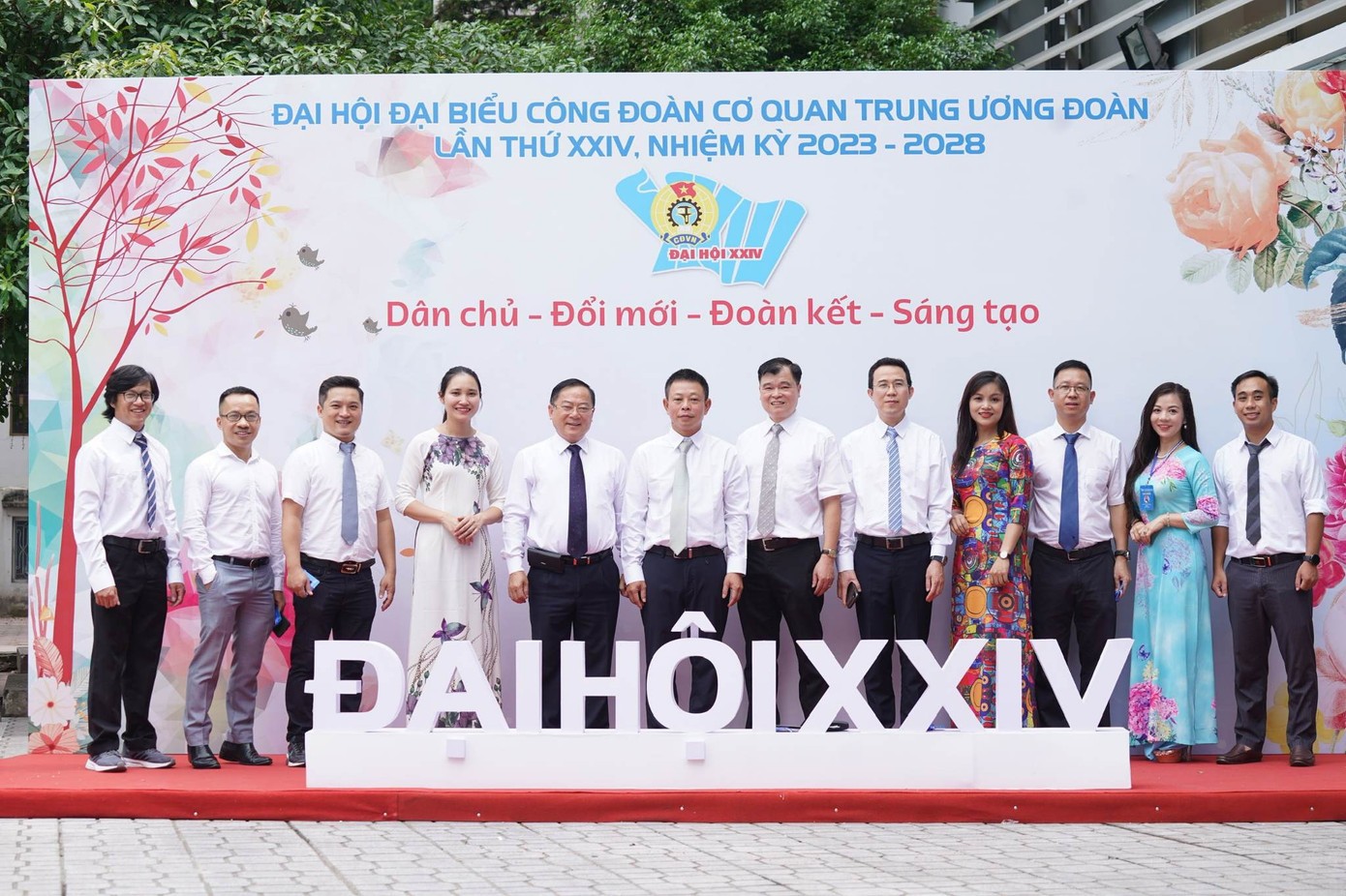 Đại diện Ban Biên tập và Đoàn đại biểu Công đoàn cơ sở Báo Tiền Phong dự đại hội.