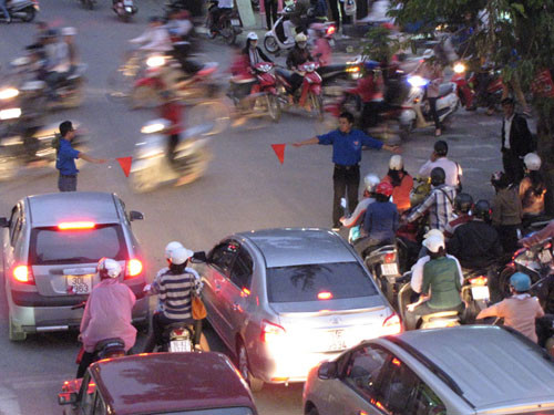 ... chặn xe, điều tiết giao thông. Ảnh: Lãng Phong