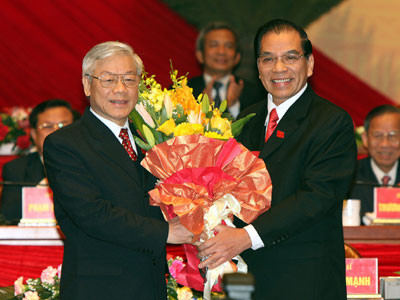 Nguyên Tổng Bí thư Nông Đức Mạnh chúc mừng Tổng Bí thư Nguyễn Phú Trọng