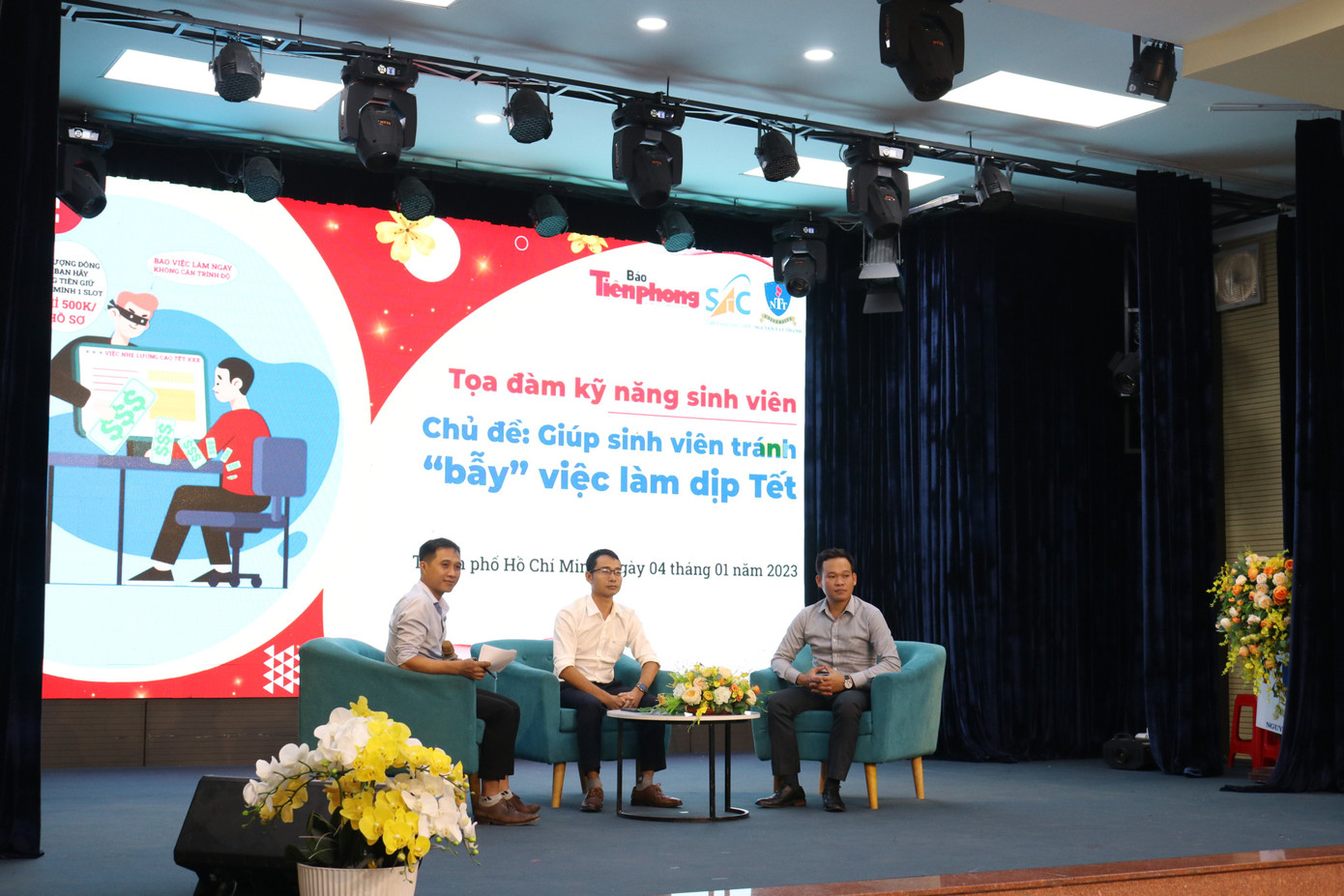 Hai diễn giả anh Lê Xuân Dũng – Giám đốc Trung tâm Hỗ trợ học sinh, sinh viên TP. HCM (giữa), Thượng úy Vũ Mạnh Tuấn - Phó Bí thư Đoàn Thanh niên trường CĐ Cảnh sát Nhân dân 2 (phải) cùng với sự dẫn dắt của nhà báo Nguyễn Dũng - báo Tiền Phong (trái) trong buổi Tọa đàm. Hai diễn giả anh Lê Xuân Dũng – Giám đốc Trung tâm Hỗ trợ học sinh, sinh viên TP. HCM (giữa), Thượng úy Vũ Mạnh Tuấn - Phó Bí thư Đoàn Thanh niên trường CĐ Cảnh sát Nhân dân 2 (phải) cùng với sự dẫn dắt của nhà báo Nguyễn Dũng - báo Tiền Phong (trái) trong buổi Tọa đàm.