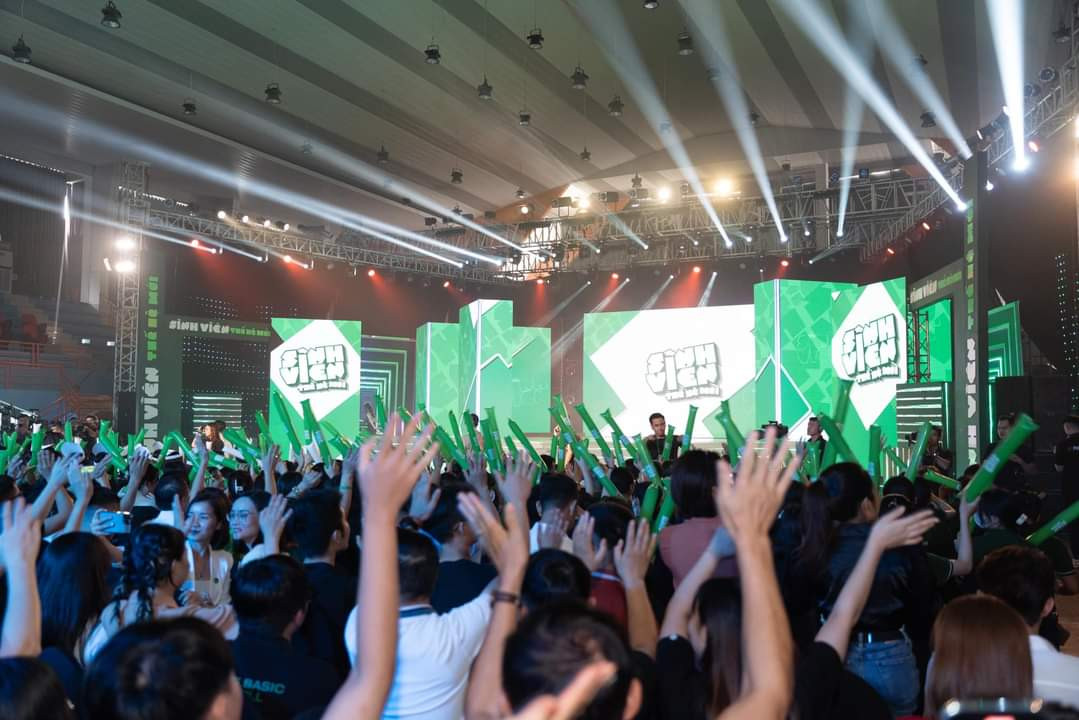 Không khí sôi động tại sân chơi.