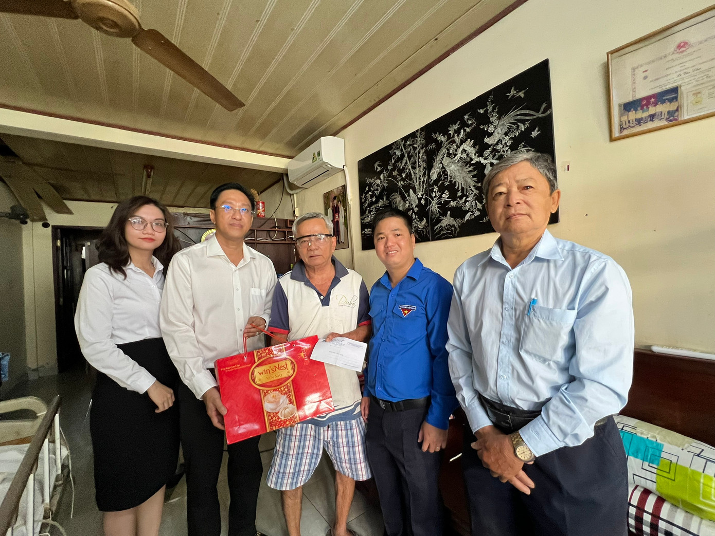 Các hoạt động thăm gia đình cách mạng và thăm Bà mẹ Việt Nam anh hùng cũng được thực hiện trong ngày ra quân.