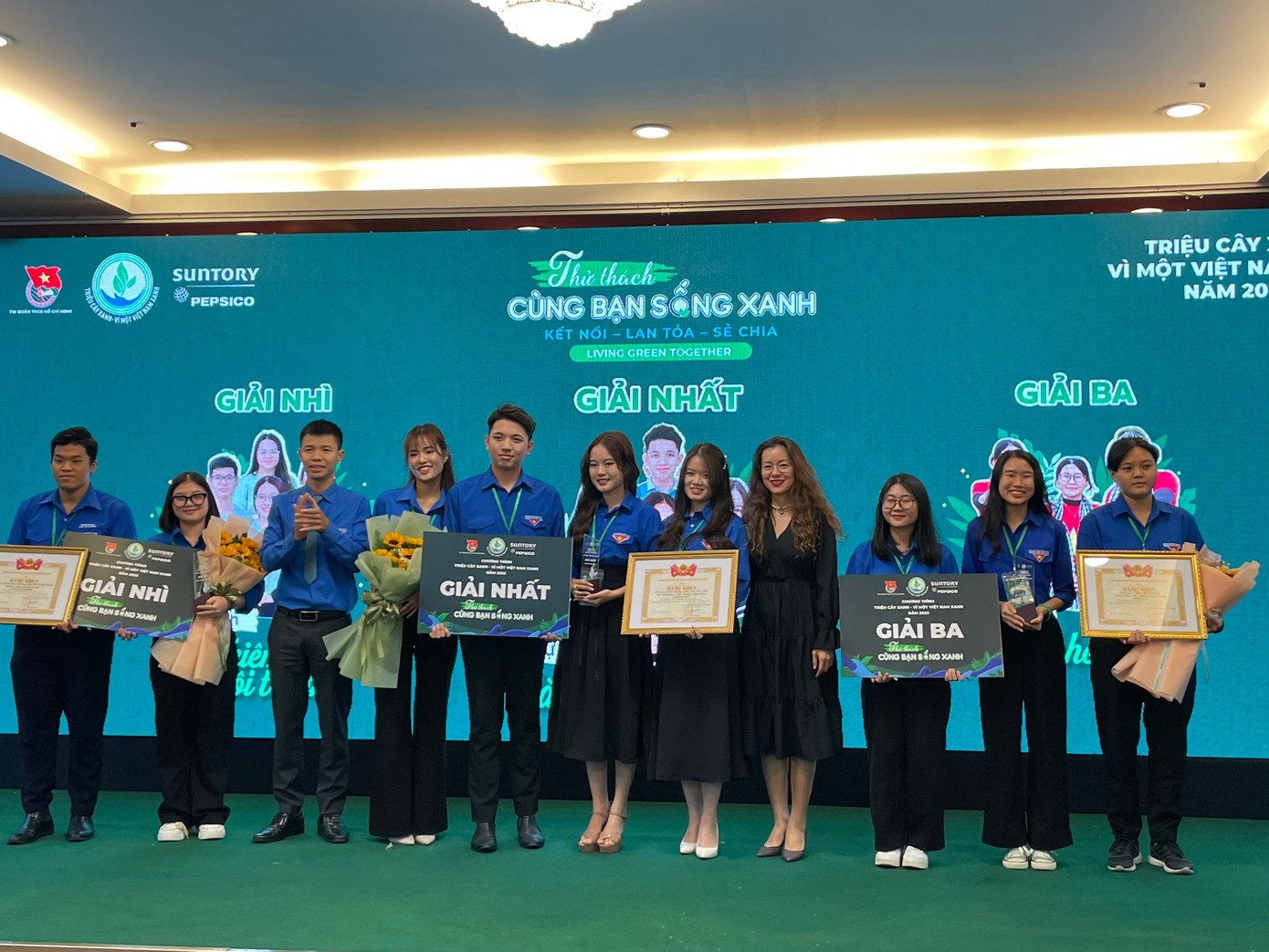 Anh Vũ Minh Thảo - Ủy viên BCH T.Ư Đoàn, Phó Trưởng Ban Thanh niên Nông thôn T.Ư Đoàn (thứ ba, từ trái sang) trao giải cho ba đội thi xuất sắc nhất cuộc thi thử thách “Cùng bạn sống xanh”.