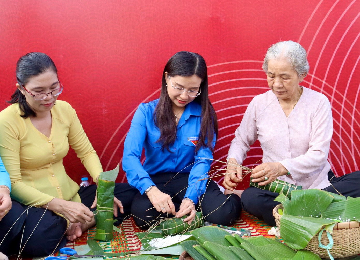 Chị Trang còn tham gia gói bánh Tét tặng người lao động khó khăn. Chị Trang còn tham gia gói bánh Tét tặng người lao động khó khăn.