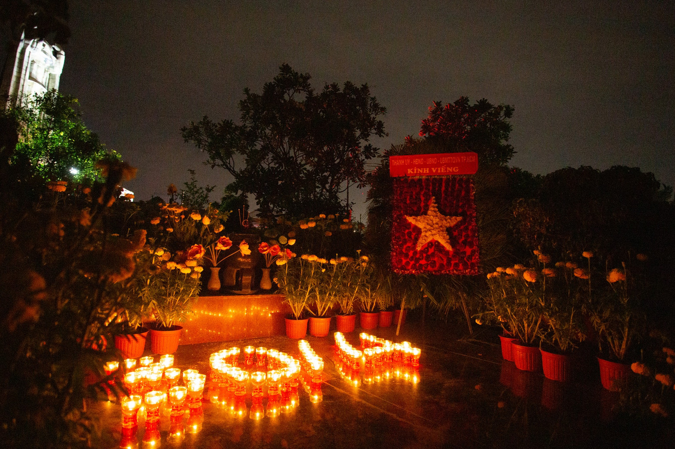 Tuổi trẻ TP. HCM đã thắp nến tri ân tại 7 nghĩa trang liệt sĩ tại TP. HCM. (Ảnh: TLTĐ)