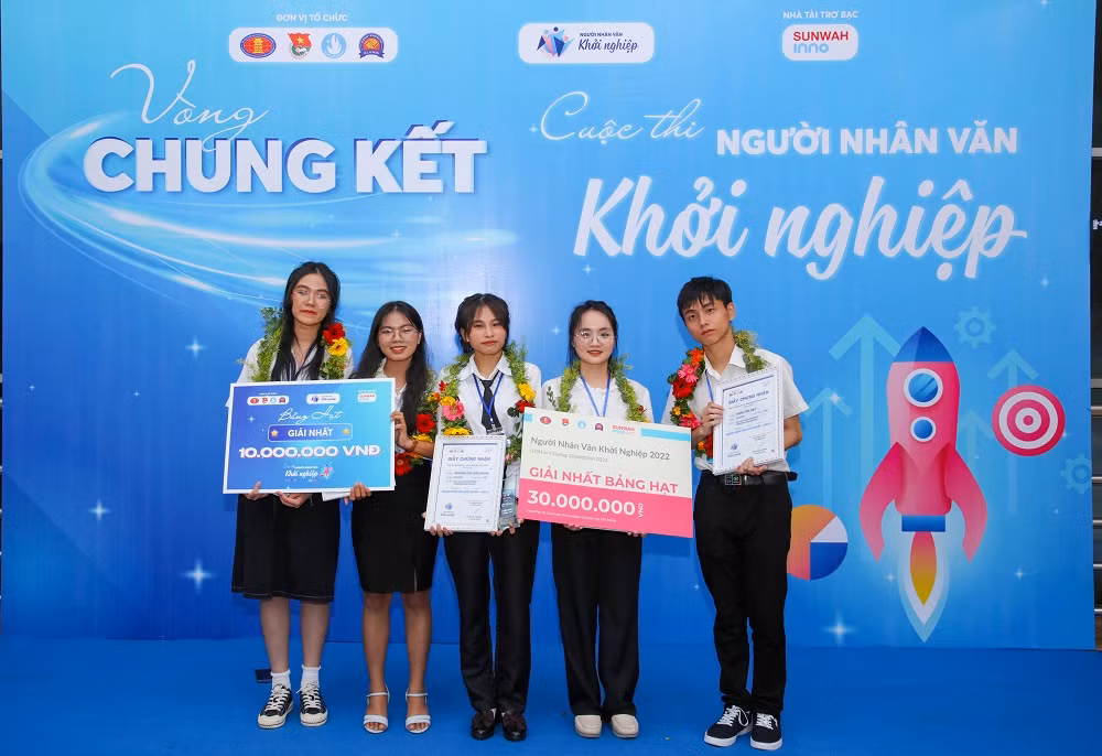 Nhóm Chilling với Dự án "Stu-Travel: Người đồng hành cùng khách du lịch" đã xuất sắc giành giải Nhất cuộc thi.