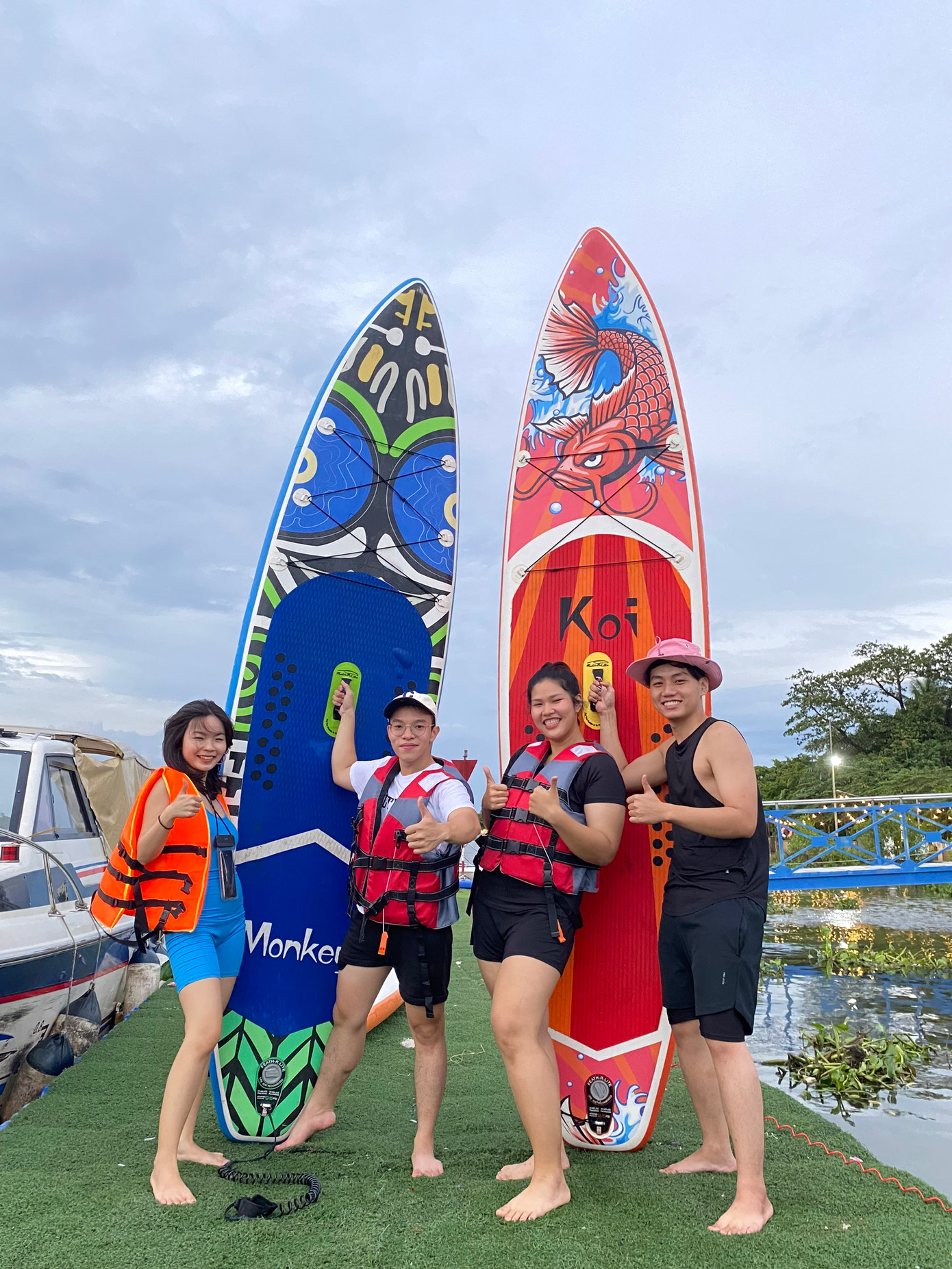 Một nhóm bạn trẻ cùng tham gia hoạt động chèo SUP vào dịp nghỉ Lễ Quốc khánh 2/9. Một nhóm bạn trẻ cùng tham gia hoạt động chèo SUP vào dịp nghỉ Lễ Quốc khánh 2/9.