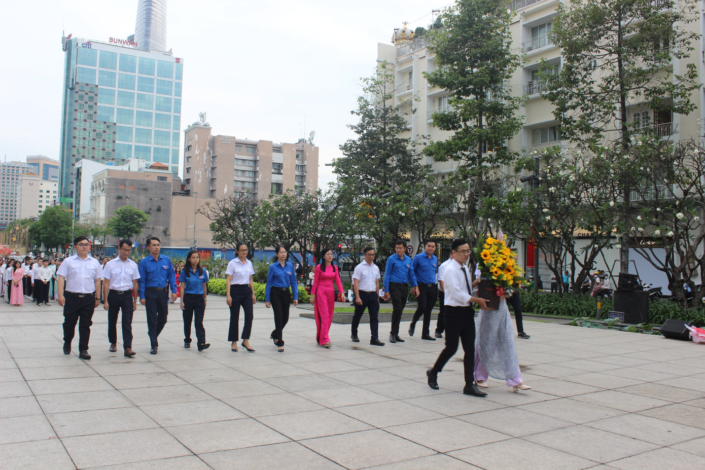 Chiều cùng ngày Đoàn dâng hoa báo công tại tượng đài Bác (Phố đi bộ Nguyễn Huệ, Q. 1)