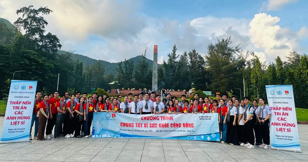 Đoàn dâng hương các Anh hùng liệt sĩ tại Nghĩa trang liệt sĩ Hàng Dương (huyện Côn Đảo). Đoàn dâng hương các Anh hùng liệt sĩ tại Nghĩa trang liệt sĩ Hàng Dương (huyện Côn Đảo).