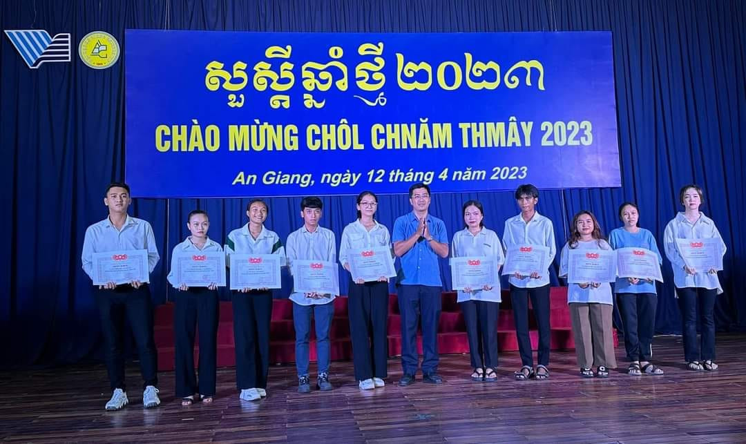 Các bạn sinh viên được trường ĐH An Giang trao học bổng. (Ảnh: ĐH An Giang) Các bạn sinh viên được trường ĐH An Giang trao học bổng. (Ảnh: ĐH An Giang)