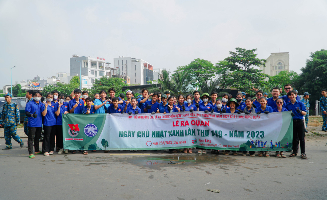 Ngay từ sớm, gần 500 đoàn viên, sinh viên TP. HCM đã tập trung để dọn vệ sinh, khơi thông dòng chảy, cải tạo cảnh quan dọc tuyến rạch Xuyên Tâm (quận Bình Thạnh). Đồng thời đoàn viên, sinh viên cũng tuyên truyền đến người dân xung quanh thực hiện giữ gìn vệ sinh, bảo vệ môi trường. (Ảnh: TLTĐ)