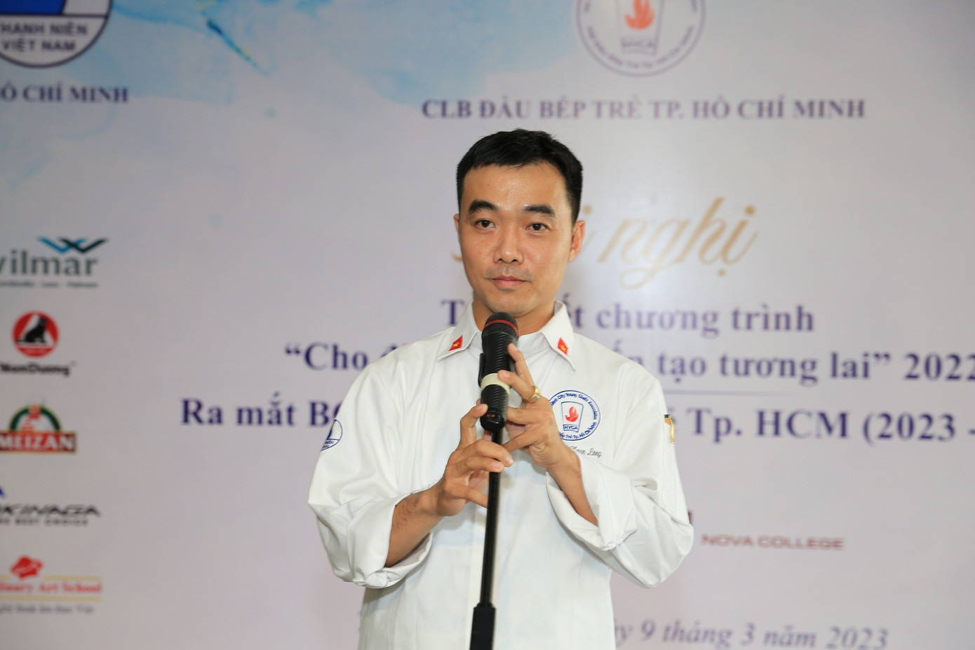 Anh Lê Nguyễn Hoàn Long, Chủ nhiệm CLB Đầu bếp trẻ TPHCM phát biểu nhận nhiệm vụ tại chương trình. Anh Lê Nguyễn Hoàn Long, Chủ nhiệm CLB Đầu bếp trẻ TPHCM phát biểu nhận nhiệm vụ tại chương trình.