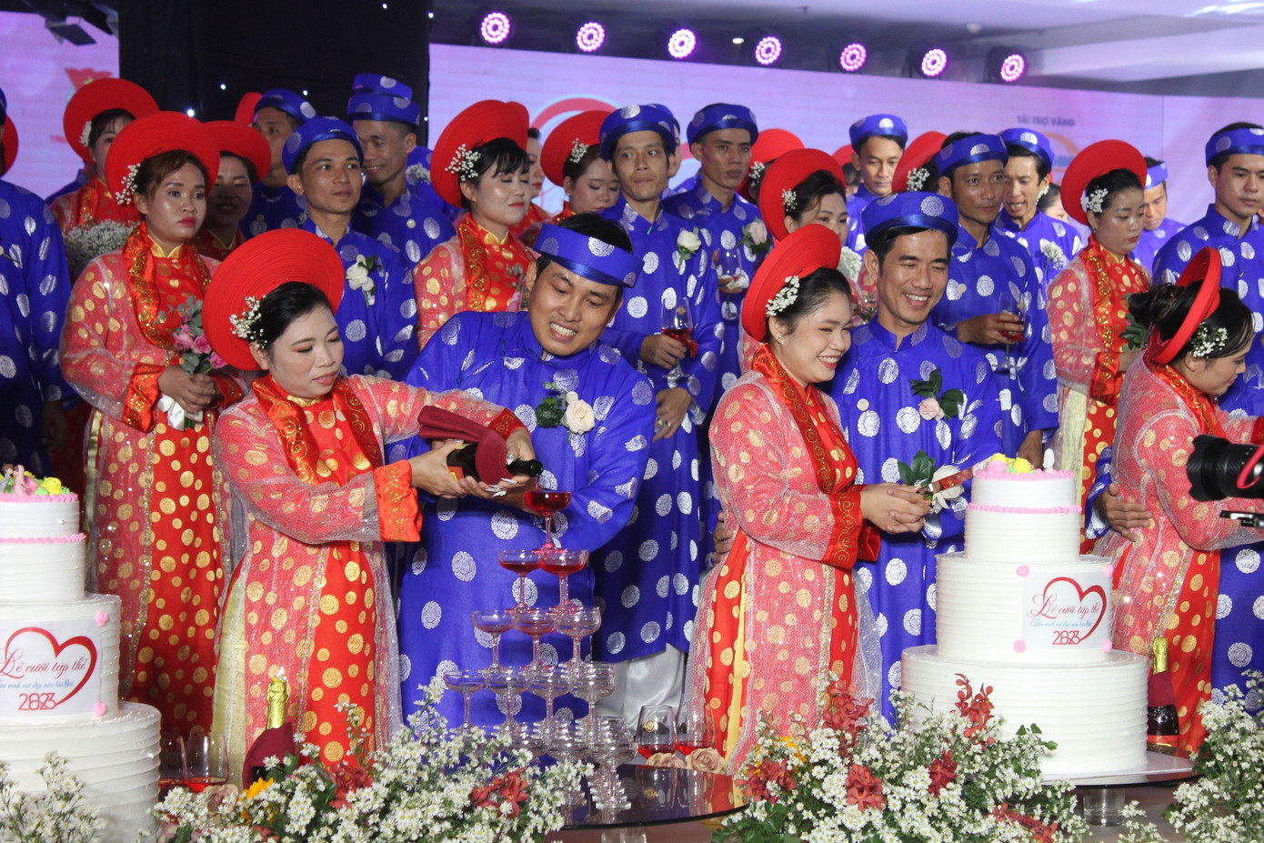 Các cặp đôi phấn khởi tại Lễ cưới tập thể.