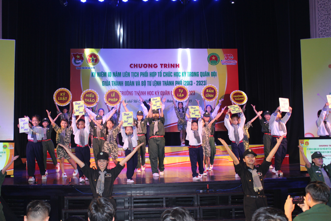 Chương trình Học kỳ Quân đội “Học làm chiến sĩ Quân đội Nhân dân Việt Nam” năm 2023 diễn ra trong 6 ngày, bắt đầu từ ngày 21/6 đã khép lại, mang một ý nghĩa đặc biệt chào mừng kỷ niệm 10 năm phối hợp giữa Thành Đoàn và Bộ Tư Lệnh Thành phố (2013 - 2023).