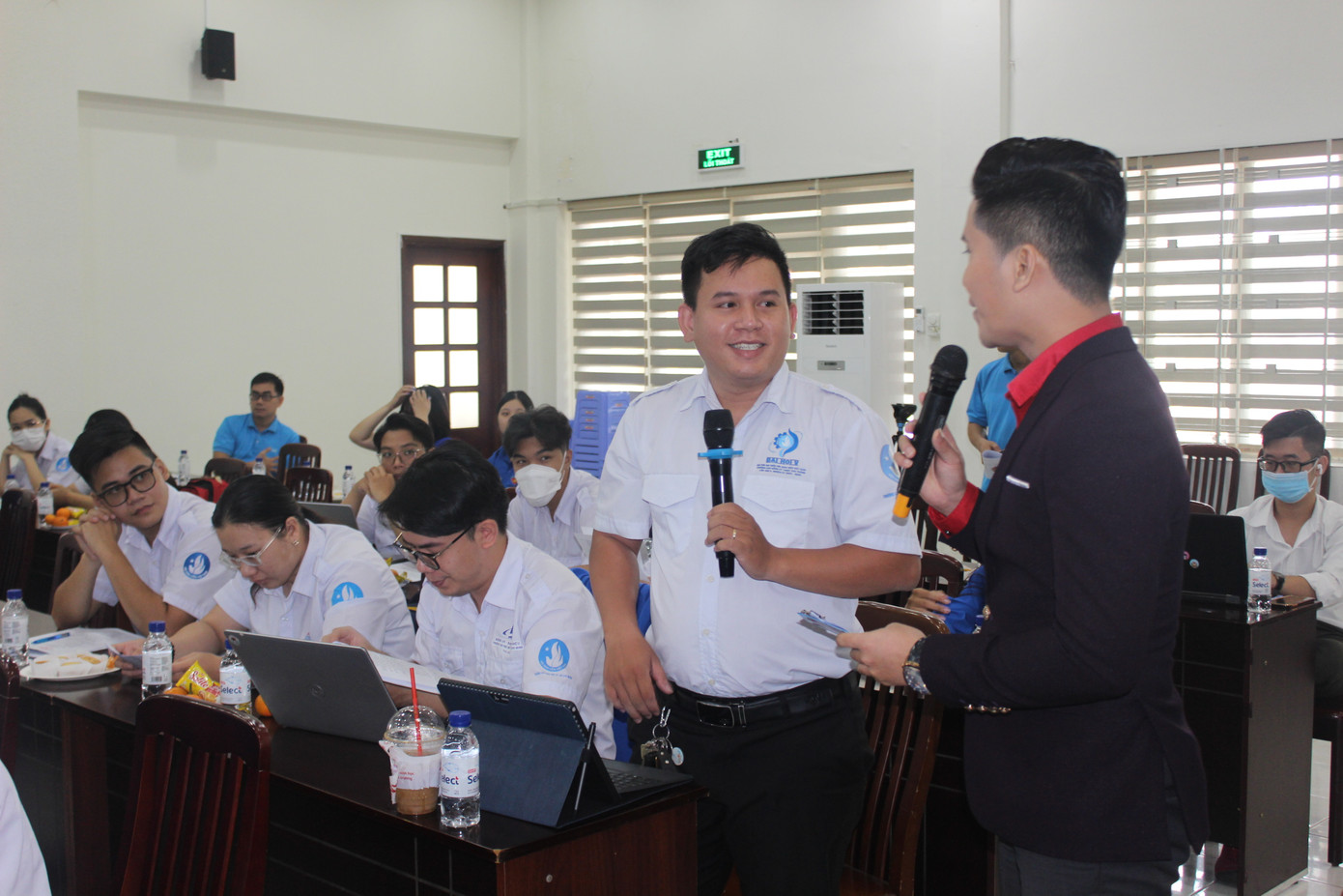 Các bạn sinh viên đặt câu hỏi trong buổi phát động cuộc thi.