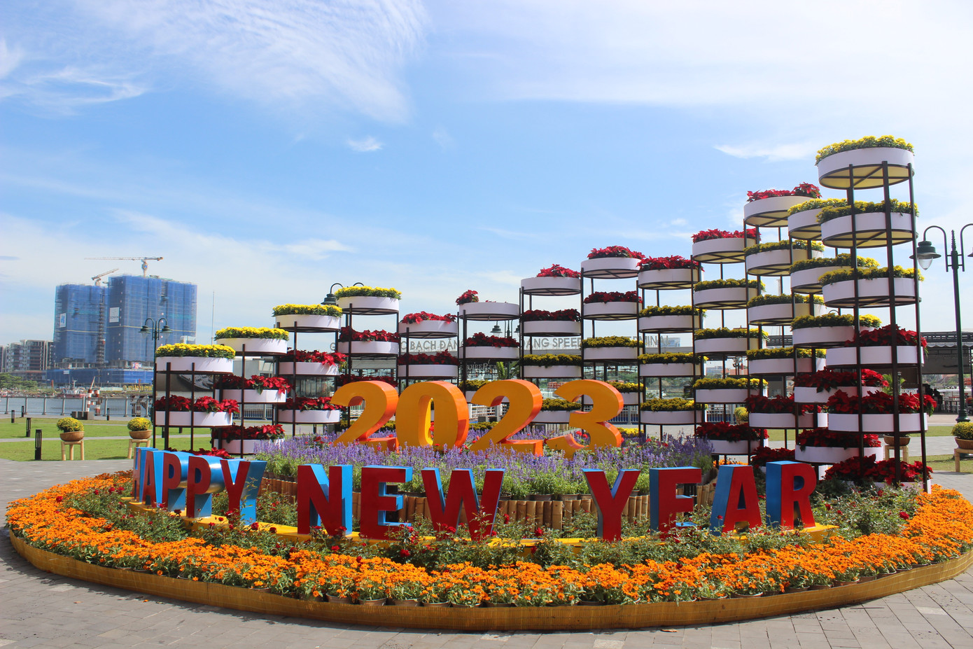 Tiểu cảnh chào đón Năm mới ấn tượng tại Công viên Bạch Đằng (Q.1).