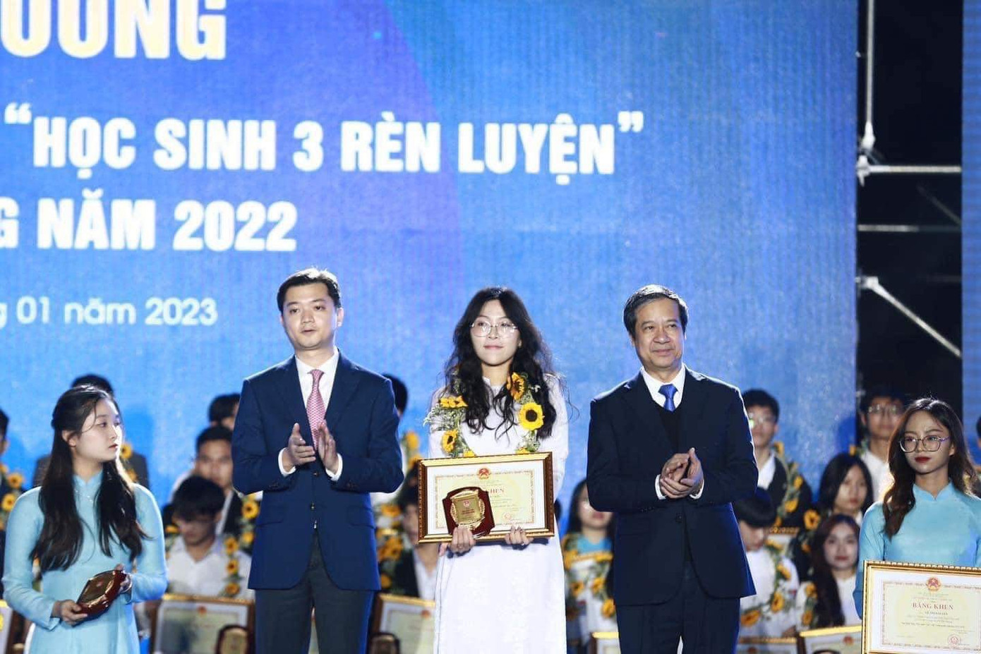 Từ Vy (ở giữa) từng được tuyên dương danh hiệu 'Học sinh 3 tốt' cấp Trung ương. Từ Vy (ở giữa) từng được tuyên dương danh hiệu 'Học sinh 3 tốt' cấp Trung ương.