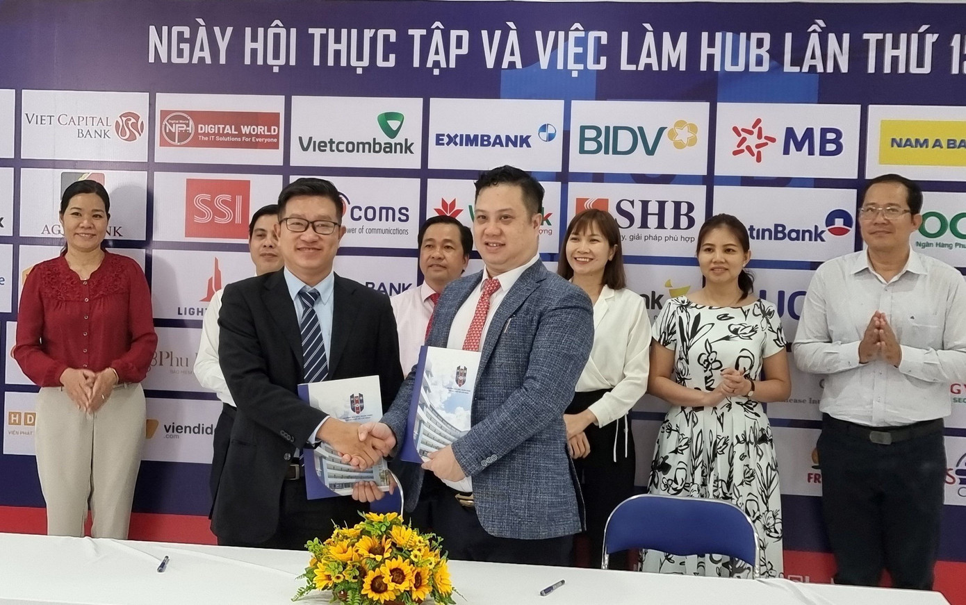 Nhân dịp này, HUB và Ngân hàng TMCP Việt Nam Thịnh Vượng (VPBank) cũng đã ký kết chương trình hợp tác toàn diện trong hoạt động phối hợp đào tạo, thực tập và tuyển dụng nhân sự. Nhân dịp này, HUB và Ngân hàng TMCP Việt Nam Thịnh Vượng (VPBank) cũng đã ký kết chương trình hợp tác toàn diện trong hoạt động phối hợp đào tạo, thực tập và tuyển dụng nhân sự.
