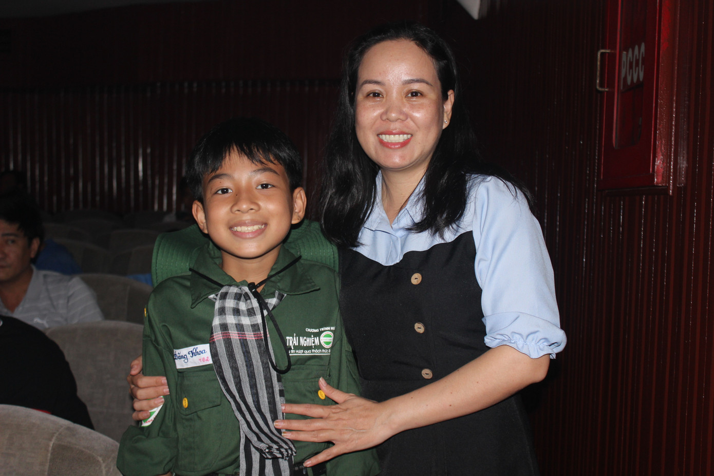 Chị Ông Thị Ngọc Hương và con trai Đăng Khoa (12 tuổi).