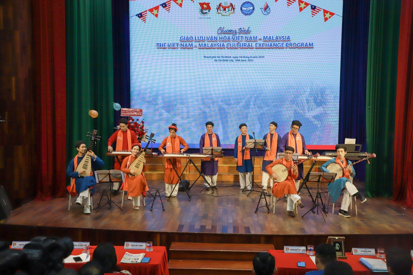 CLB FTI tham gia nhiều chương trình về văn hóa, giao lưu với các nước. CLB FTI tham gia nhiều chương trình về văn hóa, giao lưu với các nước.