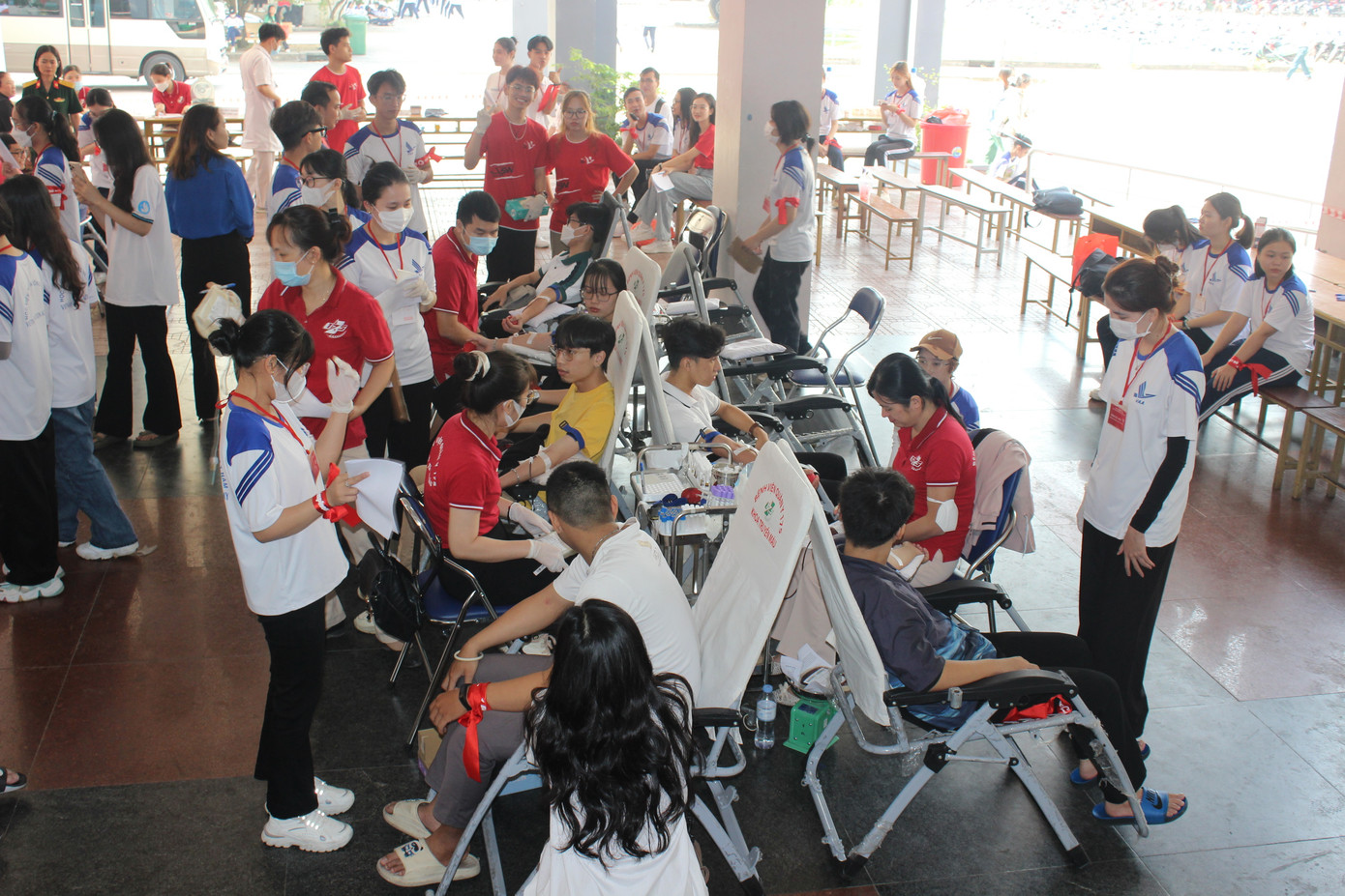 Ngay từ sáng sớm ngày 8/3, nhiều bạn sinh viên đã đến hiến máu tại ngày hội.