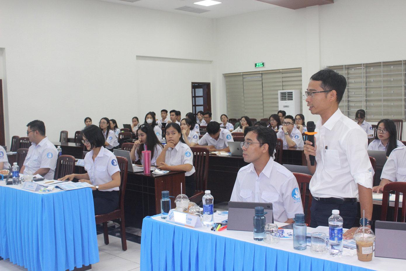 Các đại biểu Hội đồng cùng phản biện sau phần trình bày các mô hình của 4 trường.