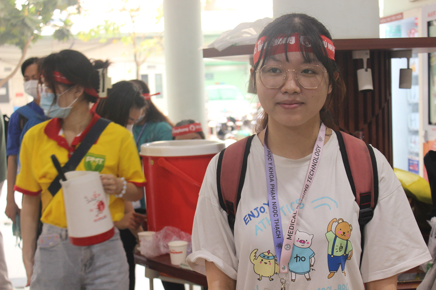 Lần đầu tham gia hiến máu, Nguyễn Thị Thu Trang (sinh viên năm 4, khoa Điều dưỡng Kỹ thuật y học, trường ĐH Y khoa Phạm Ngọc Thạch) không tránh khỏi cảm giác lo lắng. Tuy nhiên, sau khi được các bác sĩ khám sàng lọc và tư vấn Thu Trang đã yên tâm hơn. “Sau lần này, mình sẽ tham gia hiến máu tiếp khi đủ thời gian và điều kiện. Mình cũng sẽ vận động bạn bè, người thân cùng tham gia”, Thu Trang chia sẻ.