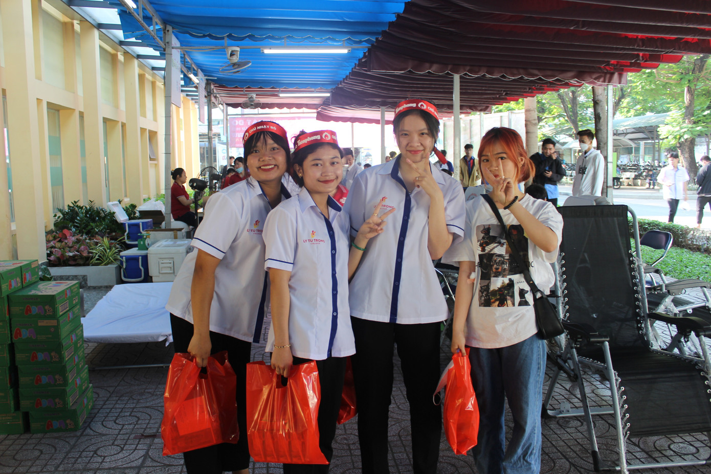 Các bạn lớp Nhi cùng tham gia hiến máu trong ngày hội.