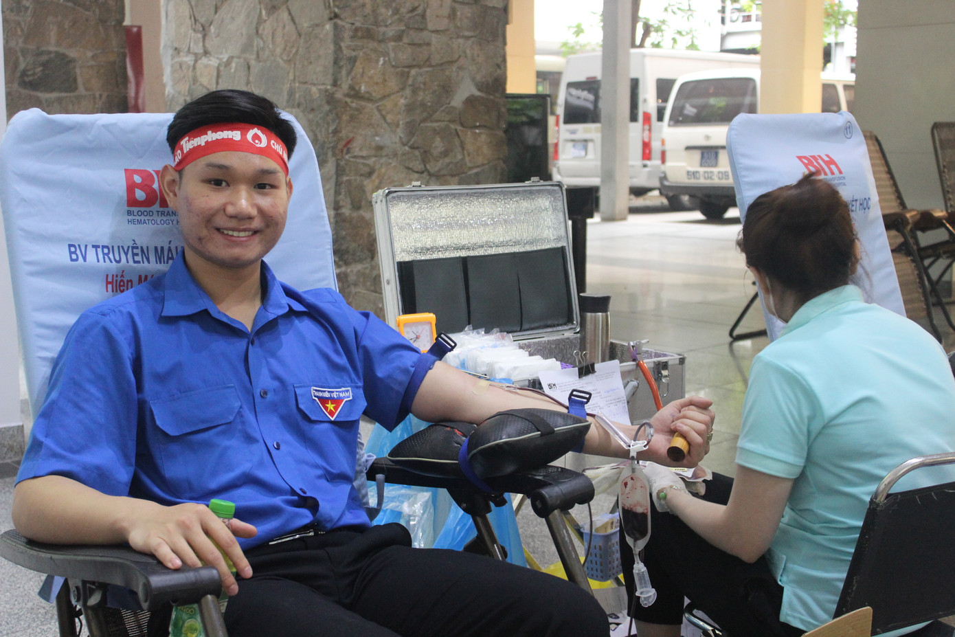 Vừa tham gia trong vai trò tình nguyện viên, nhiều bạn sinh viên cũng tham gia hiến máu tại chương trình.