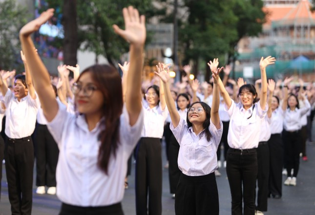 Trước thềm khai mạc Lễ hội Thanh niên 'Youth Fest 2023', đã diễn ra màn biểu diễn tiết mục đồng diễn ca khúc 'Hát mãi bài ca sinh viên Thành phố Bác', với sự tham gia của 1.000 cán bộ Hội, hội viên, sinh viên TP. HCM tại 'Không gian tuyến đường ánh sáng' (Q. 1). (Ảnh: Phong Nguyễn).