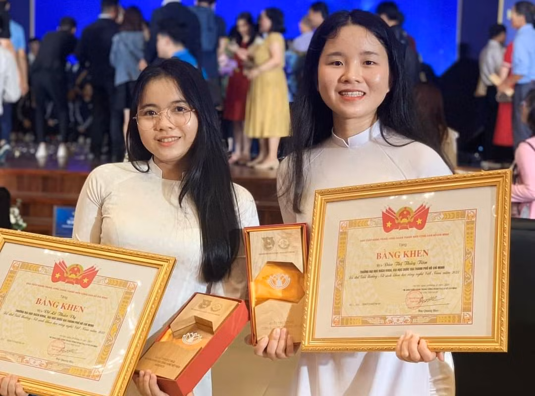 Đào Thị Thủy Tiên (phải) và Võ Lê Thảo Vy được vinh danh giải thưởng "Nữ sinh Khoa học Công nghệ năm 2023". Đào Thị Thủy Tiên (phải) và Võ Lê Thảo Vy được vinh danh giải thưởng "Nữ sinh Khoa học Công nghệ năm 2023".