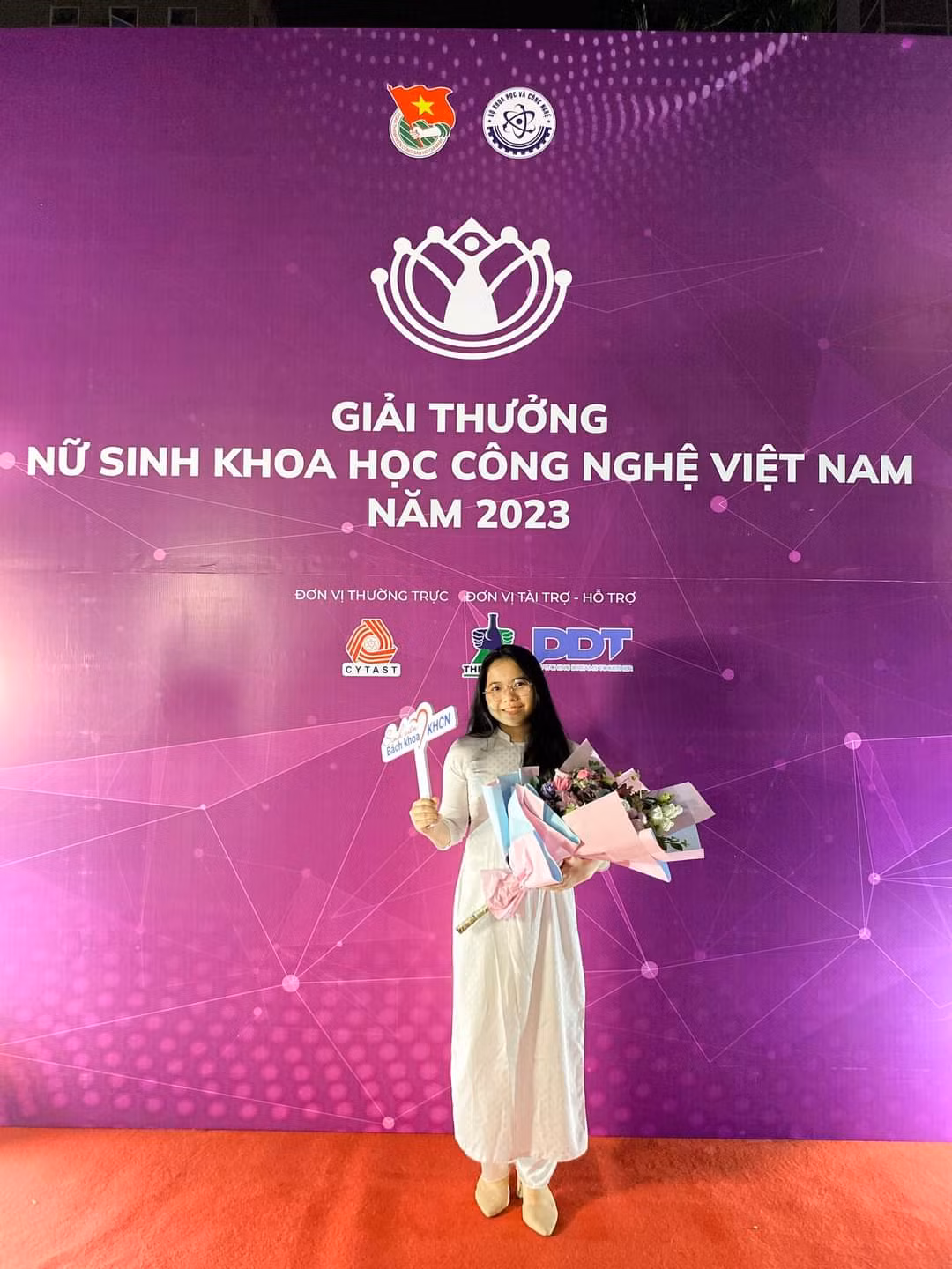 Thảo Vy rất phấn khởi khi nhận được giải thưởng "Nữ sinh Khoa học Công nghệ năm 2023". Thảo Vy rất phấn khởi khi nhận được giải thưởng "Nữ sinh Khoa học Công nghệ năm 2023".