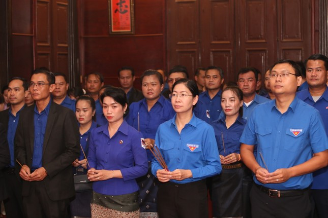 Đoàn đại biểu nước Cộng hòa Dân chủ Nhân dân Lào và đại biểu Thành Đoàn TP. HCM cùng dâng hương Chủ tịch Hồ Chí Minh. Đoàn đại biểu nước Cộng hòa Dân chủ Nhân dân Lào và đại biểu Thành Đoàn TP. HCM cùng dâng hương Chủ tịch Hồ Chí Minh.