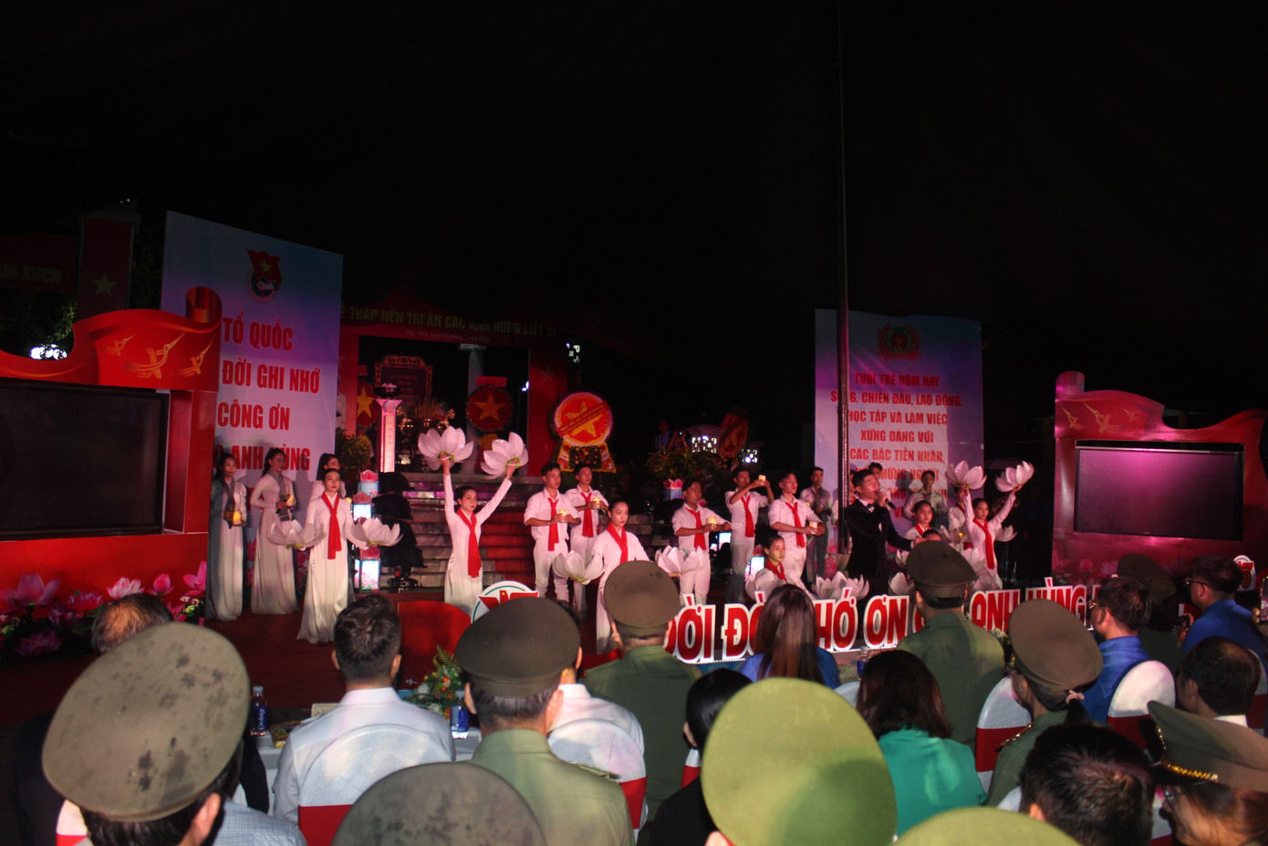 Các tiết mục văn nghệ mở màn chương trình.