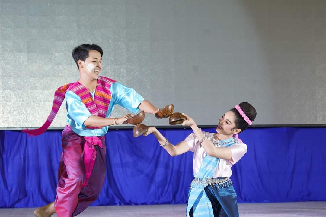 Múa Garbo, hay múa gáo dừa thường được biểu diễn ở khu vực phía Nam của vùng Đông Bắc Thái Lan. Múa Garbo, hay múa gáo dừa thường được biểu diễn ở khu vực phía Nam của vùng Đông Bắc Thái Lan.