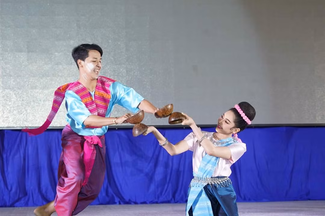 Múa Garbo, hay múa gáo dừa thường được biểu diễn ở khu vực phía Nam của vùng Đông Bắc Thái Lan.