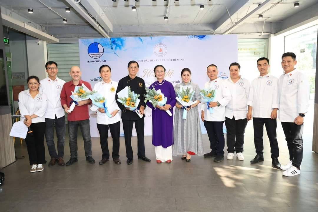 CLB Đầu bếp trẻ TPHCM tặng hoa tri ân các nghệ nhân đã đồng hành, hỗ trợ cho các hoạt động của CLB suốt thời gian qua. CLB Đầu bếp trẻ TPHCM tặng hoa tri ân các nghệ nhân đã đồng hành, hỗ trợ cho các hoạt động của CLB suốt thời gian qua.