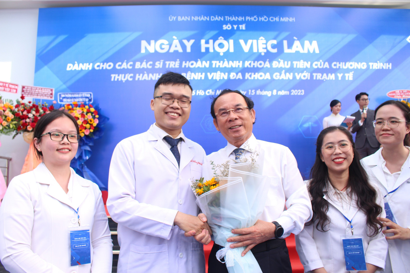 Bí thư Thành ủy TP. HCM Nguyễn Văn Nên chúc mừng các bác sĩ trẻ tại Ngày hội. (Ảnh: Vân Sơn) Bí thư Thành ủy TP. HCM Nguyễn Văn Nên chúc mừng các bác sĩ trẻ tại Ngày hội. (Ảnh: Vân Sơn)