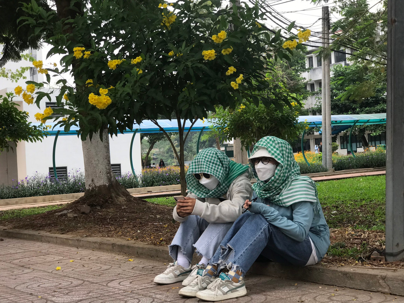 Các bạn sinh viên trường ĐH KHXH&amp;NV, ĐHQG TP. HCM mệt mỏi khi tan học giữa trưa nắng nóng.