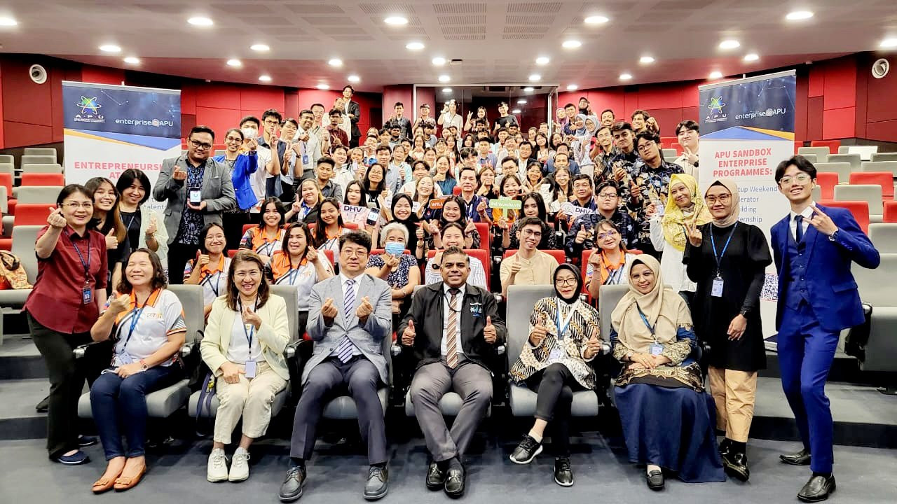 Các đội thi tại sân chơi ‘UNIIC DEMO DAY 2023’.