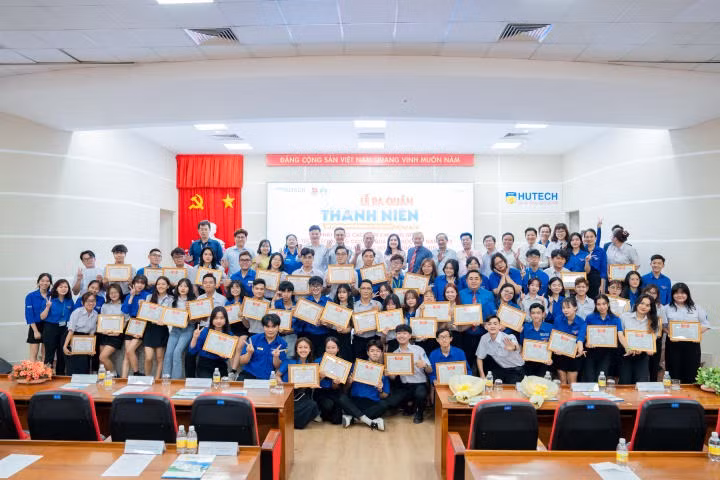 Nhiều cá nhân có thành tích học tập tốt đã được khen thưởng trong Lễ ra quân Tháng Thanh niên tại trường ĐH Công nghệ TP. HCM.