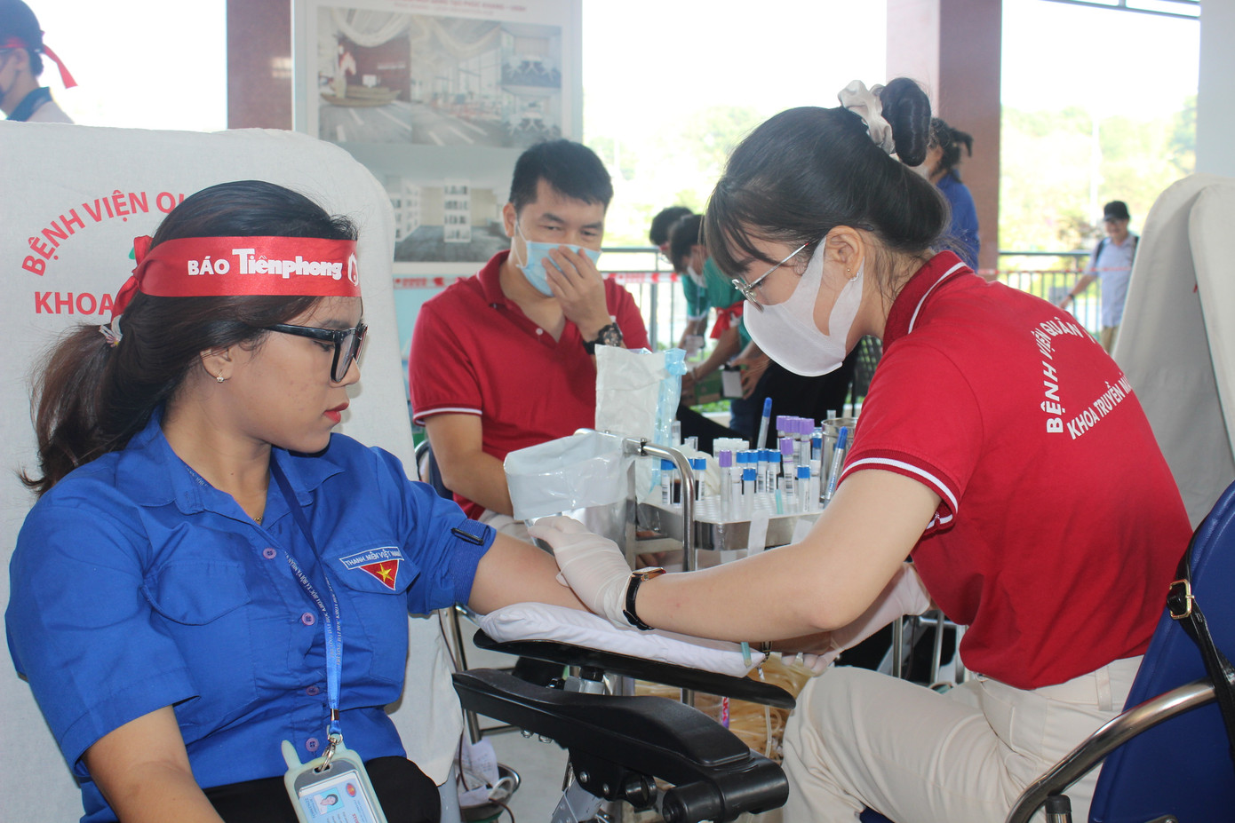 Nhiều sinh viên là cán bộ Hội, cán bộ Đoàn các trường khối ĐHQG TP. HCM cũng tham gia hiến máu tại ngày hội.