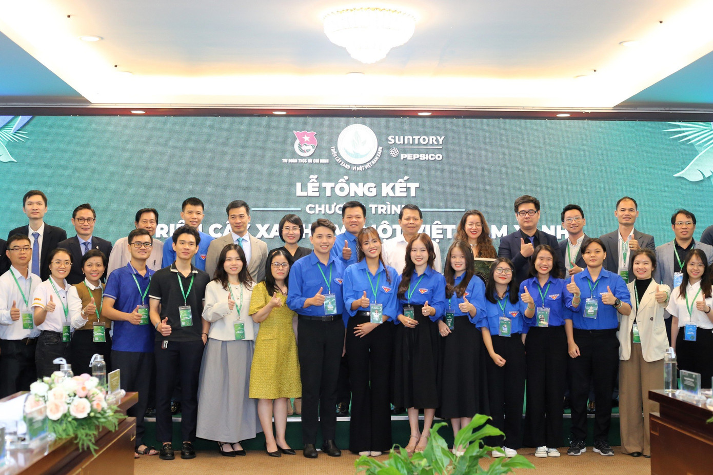 Ban Tổ chức cùng chụp hình với các đại biểu tham dự buổi Tọa đàm.