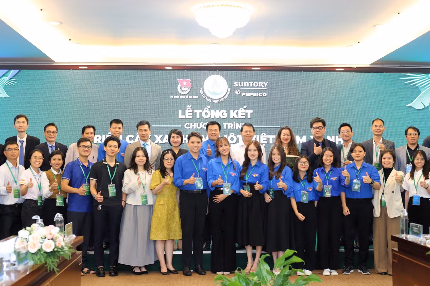 Ban Tổ chức cùng chụp hình với các đại biểu tham dự buổi Tọa đàm.