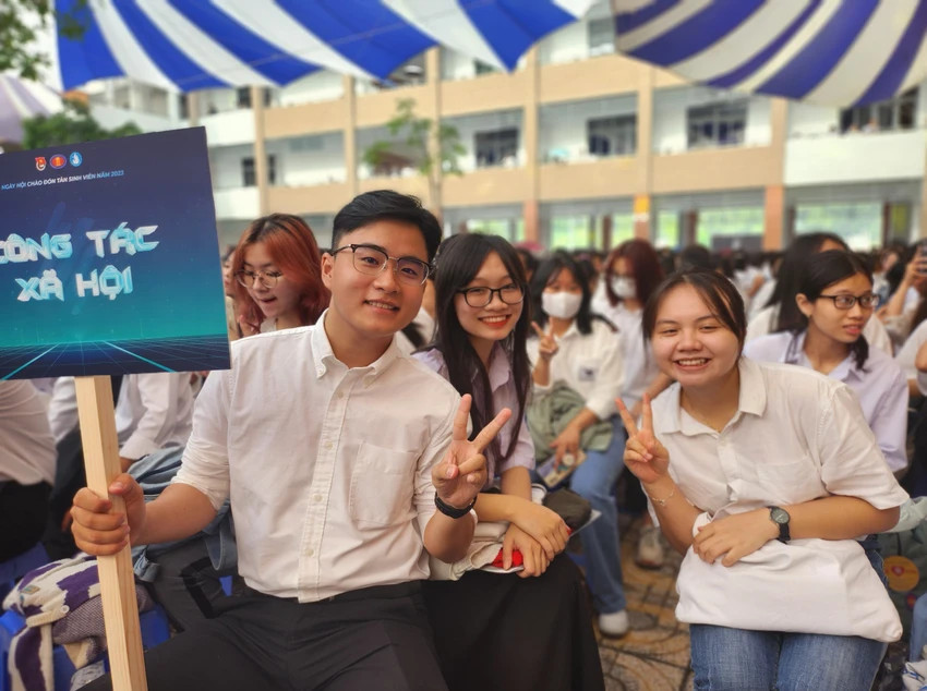 Tân sinh viên trường ĐH KHXH&amp;NV, ĐHQG TP. HCM phấn khởi khi dự Lễ khai giảng năm học mới.