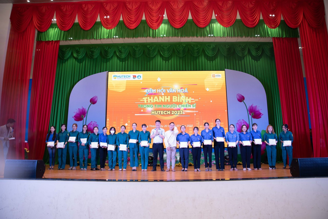 Nhà thiết kế Việt Hùng trao tặng 100 bộ áo dài cho lực lượng dân quân tự vệ nữ và đoàn viên của huyện.